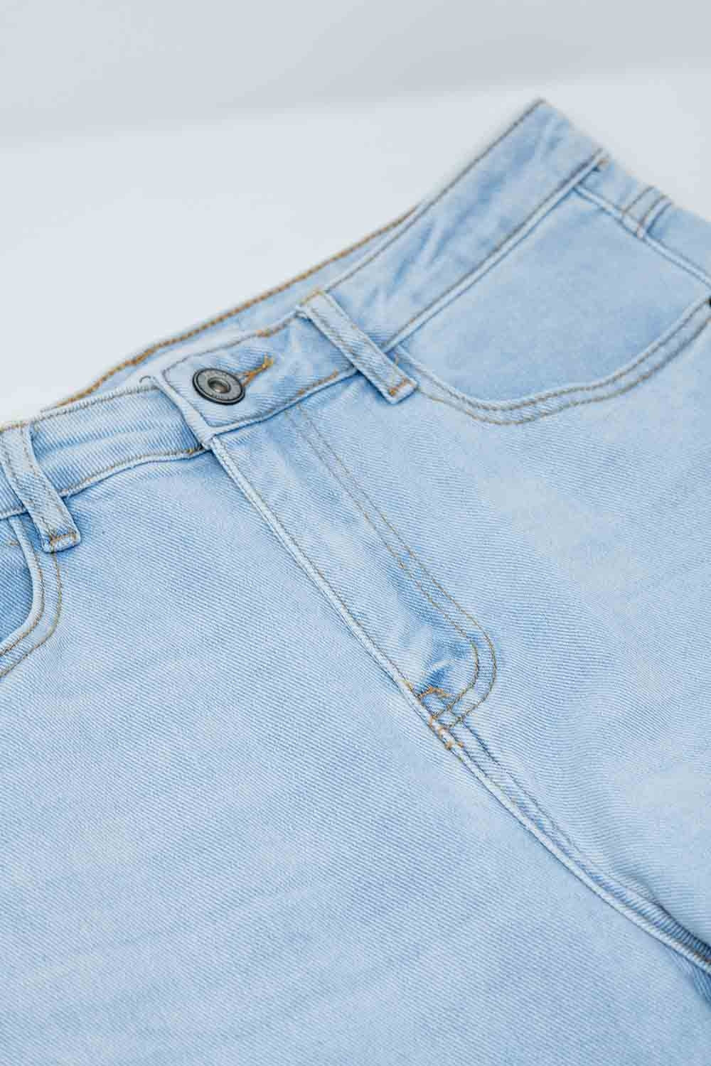 Calças de ganga direitas em azul claro com bainha e cinco bolsos