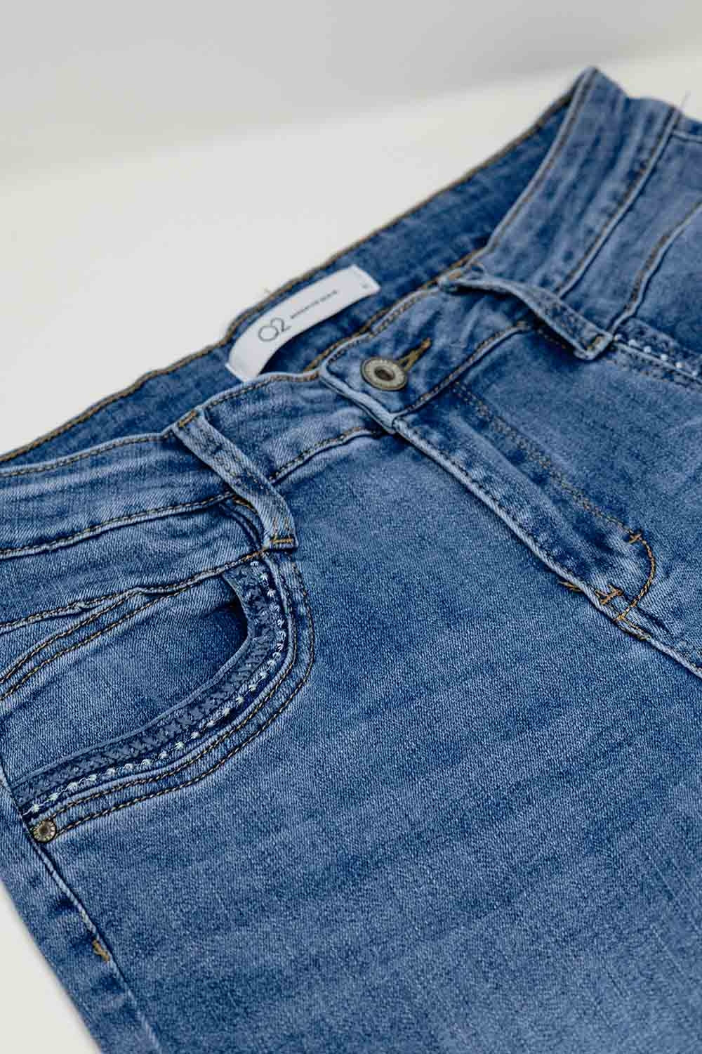 Calças de ganga skinny em lavagem clara com pormenor no bolso
