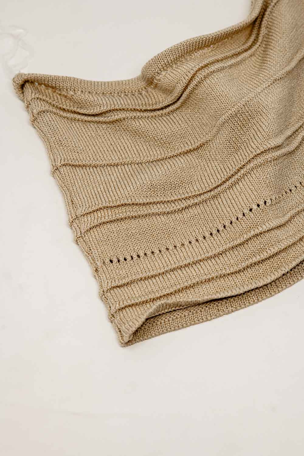 Top bodycon de malha sem alças em bege