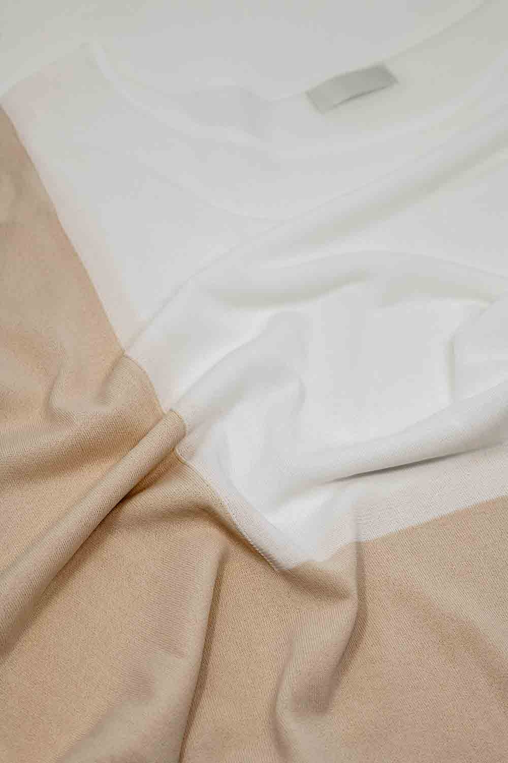 Suéter com blocos de cor e mangas de morcego em branco e bege
