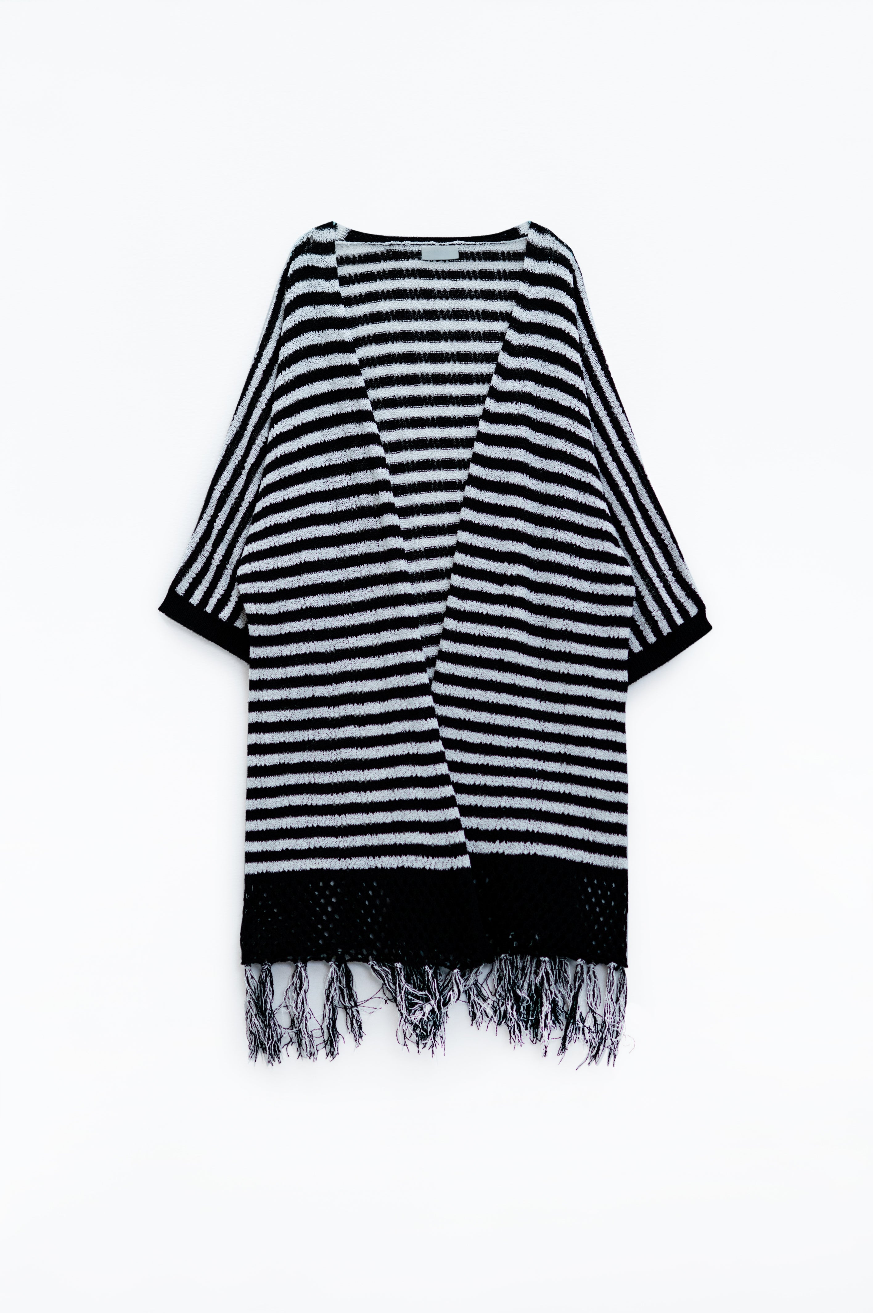 Casaco de malha preto estilo Boho com malha às riscas e pormenores de franjas