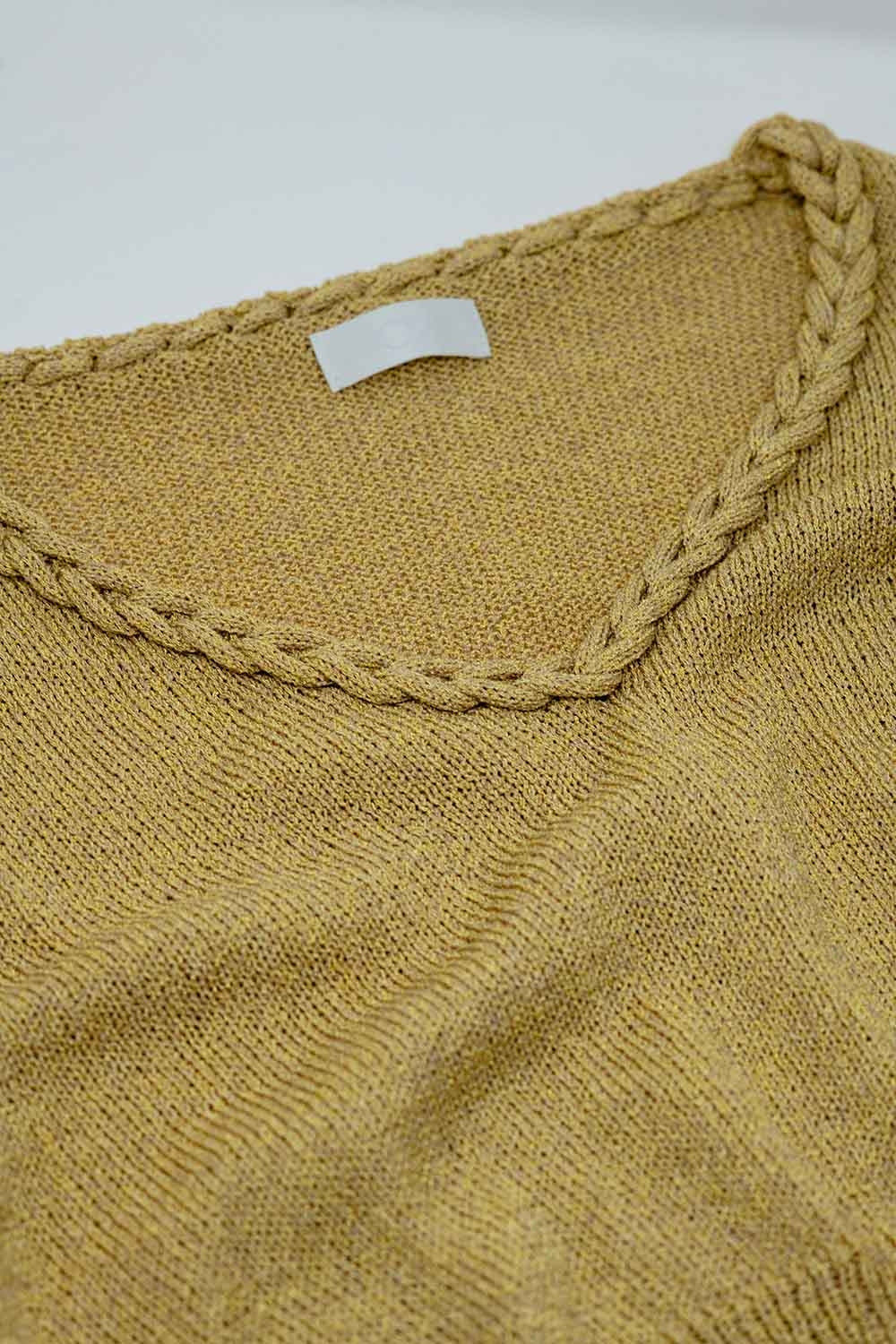 Camisola leve com decote em V largo e pormenores entrançados em dourado