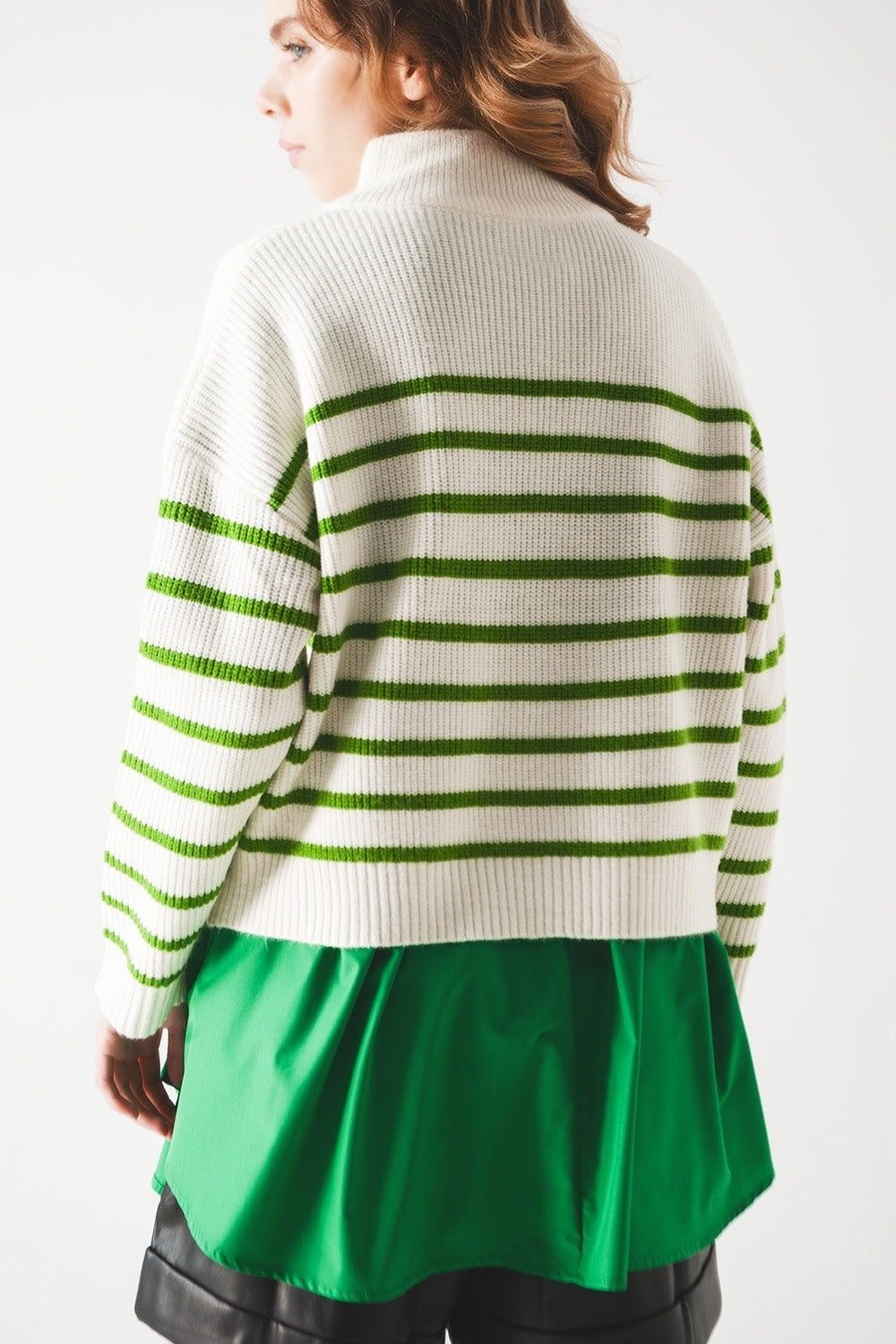 Camisola com pormenor de gola com fecho de correr às riscas em verde