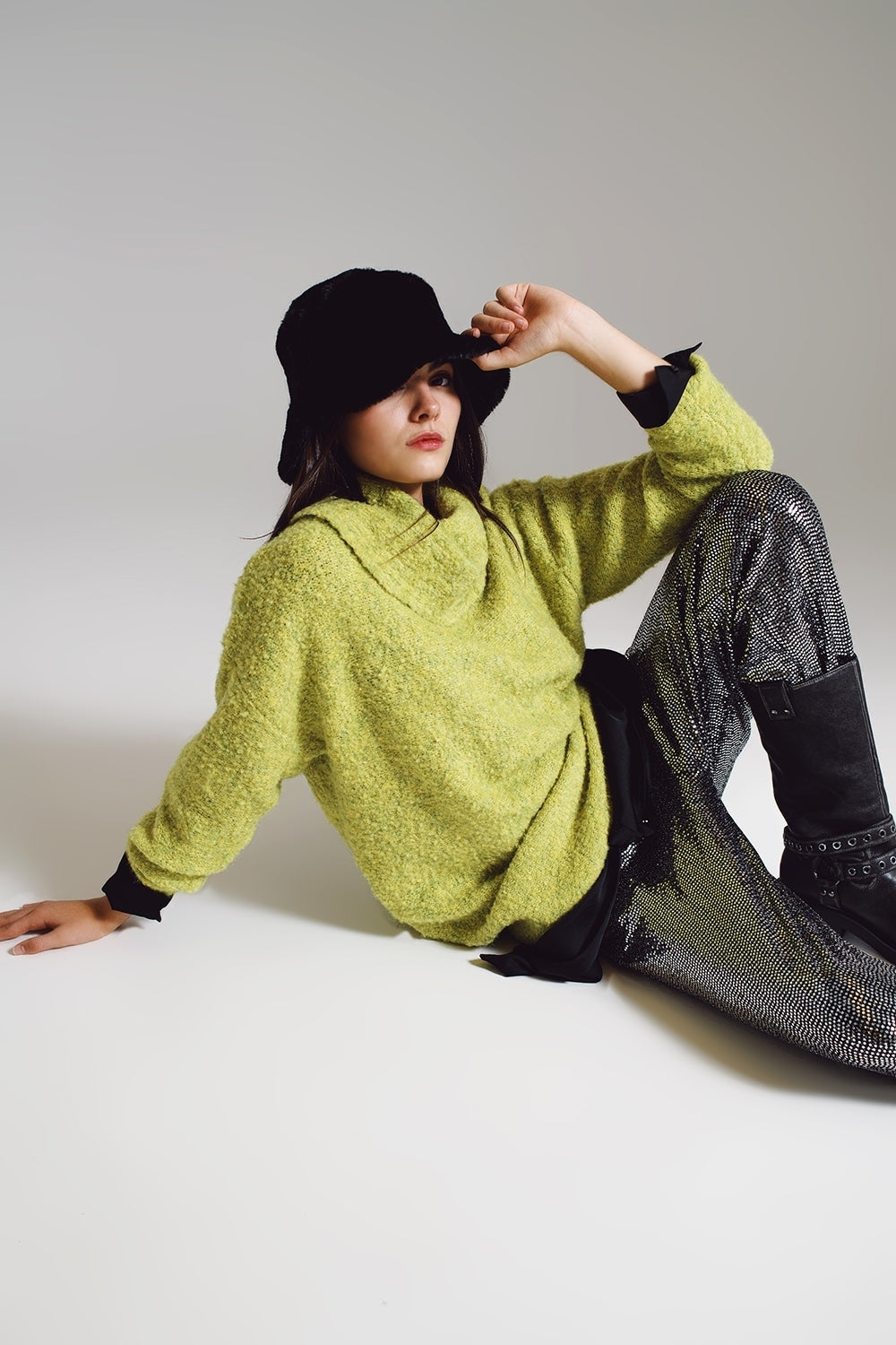 Camisola em verde com gola bardot.