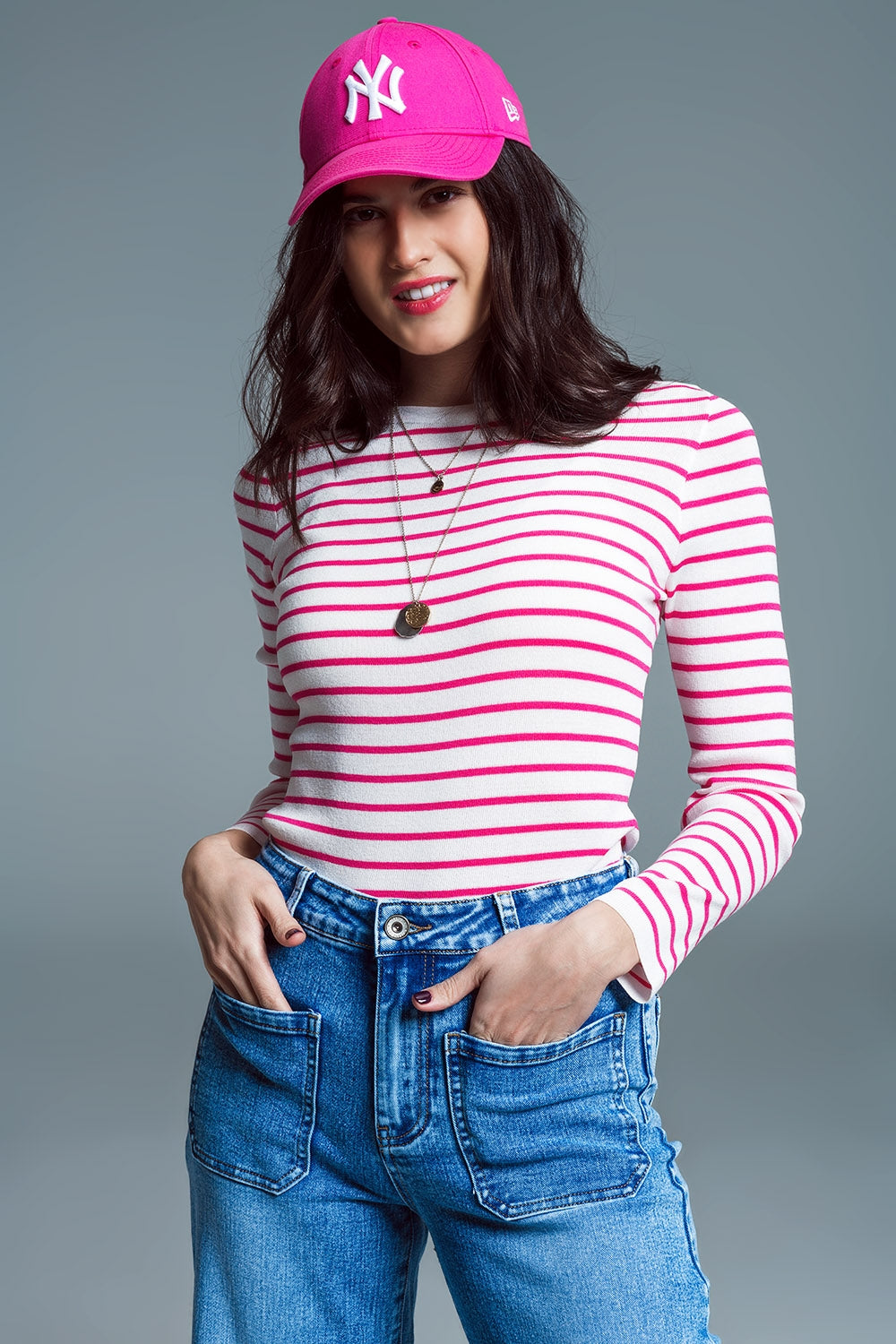 Camisola de malha fina com gola alta em branco com riscas fúcsia
