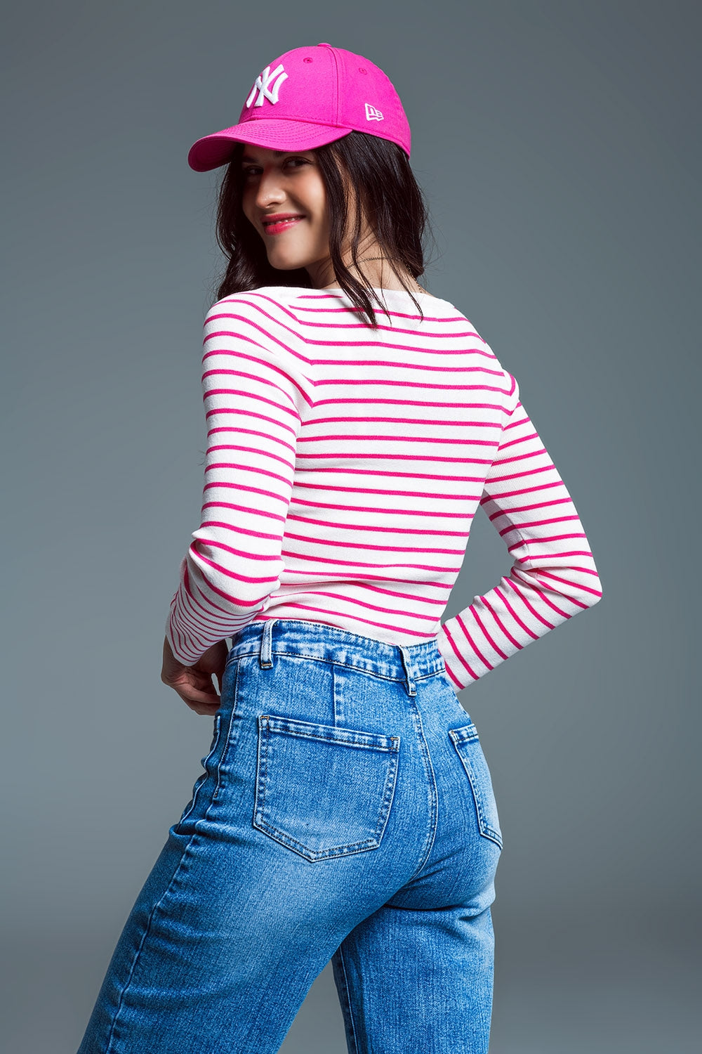 Camisola de malha fina com gola alta em branco com riscas fúcsia