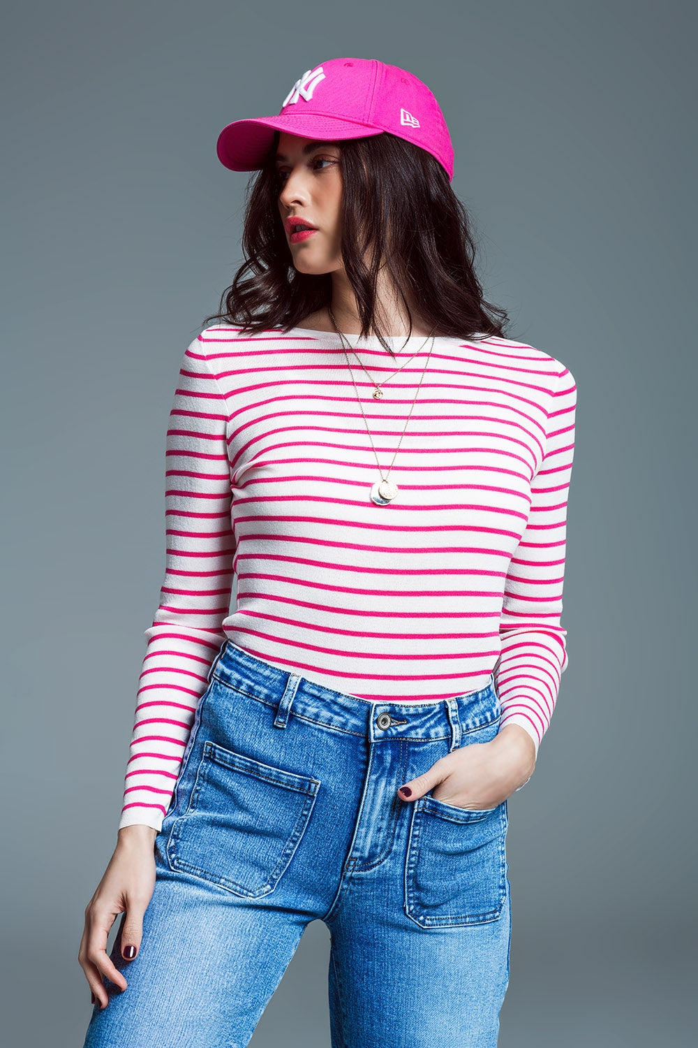 Camisola de malha fina com gola alta em branco com riscas fúcsia