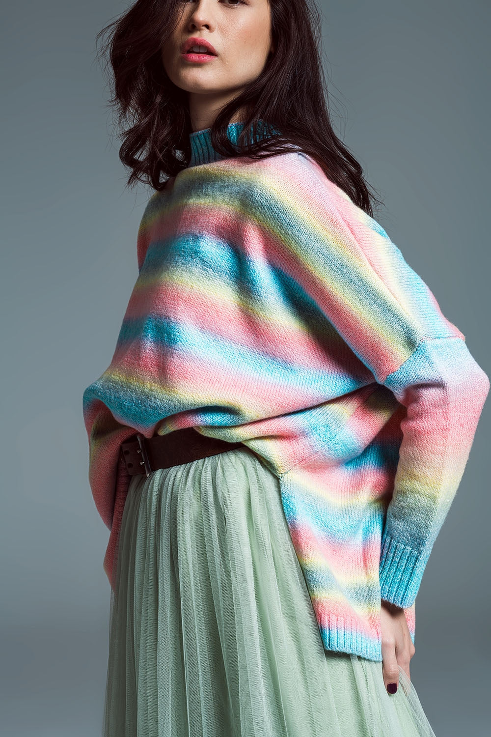Camisola multicolorida de gola alta com fendas laterais