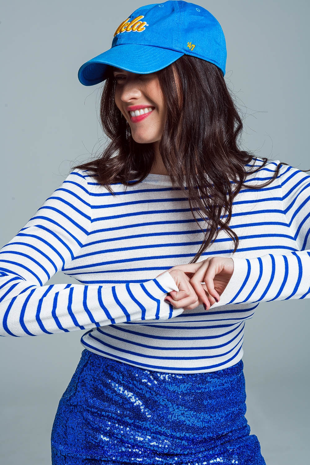 camisola fina branca com riscas azuis