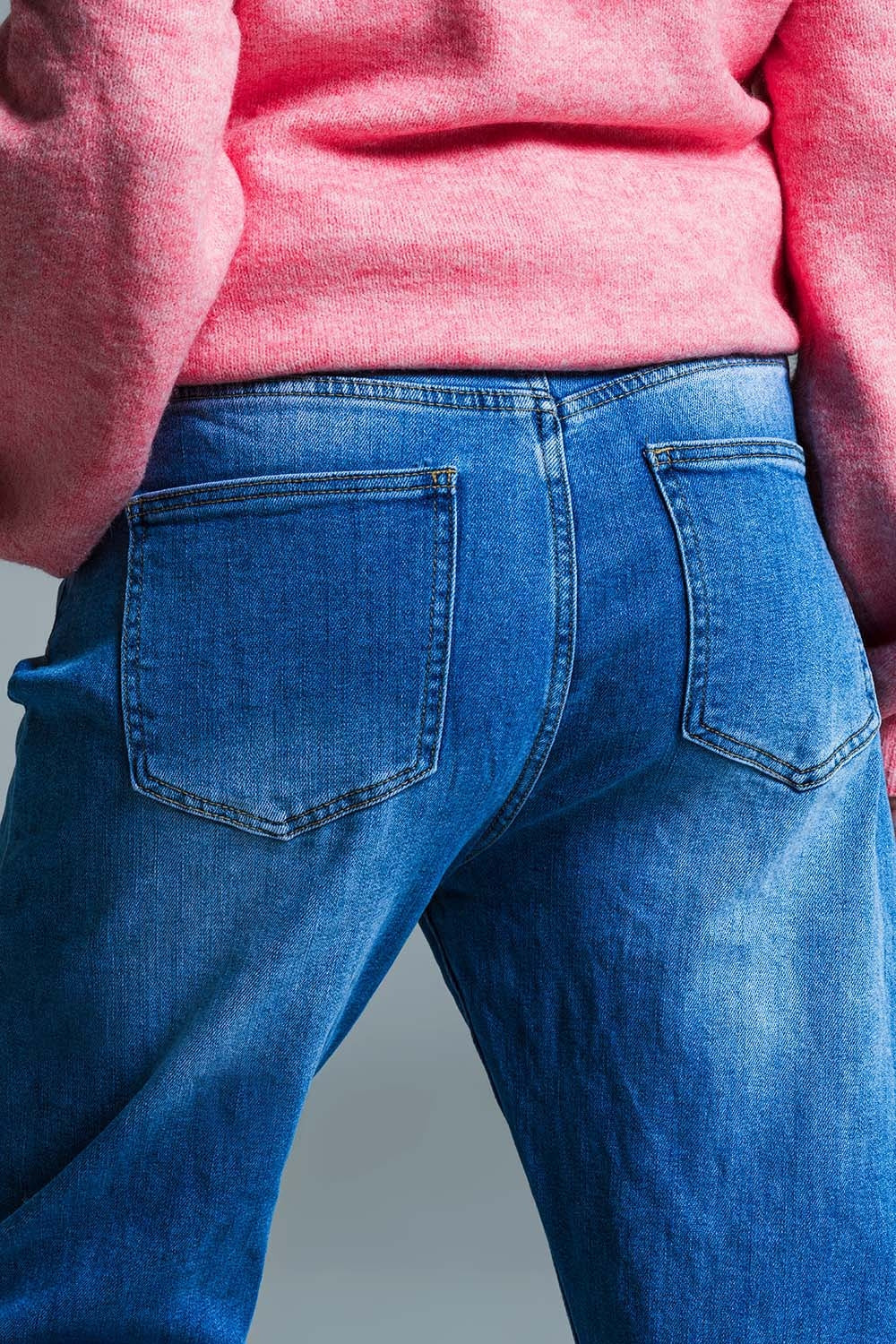 Calças de ganga básicas Mom Fit em lavagem intermédia com dobras no joelho