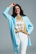 Blusa azul clara de grandes dimensões com riscas brancas