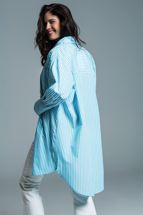 Blusa azul clara de grandes dimensões com riscas brancas