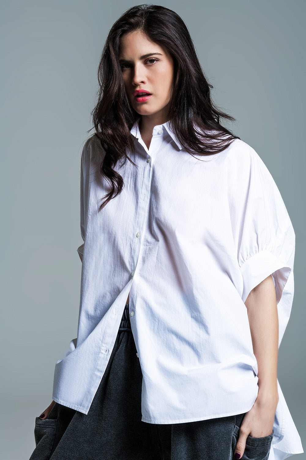 Blusa branca de grandes dimensões com mangas curtas