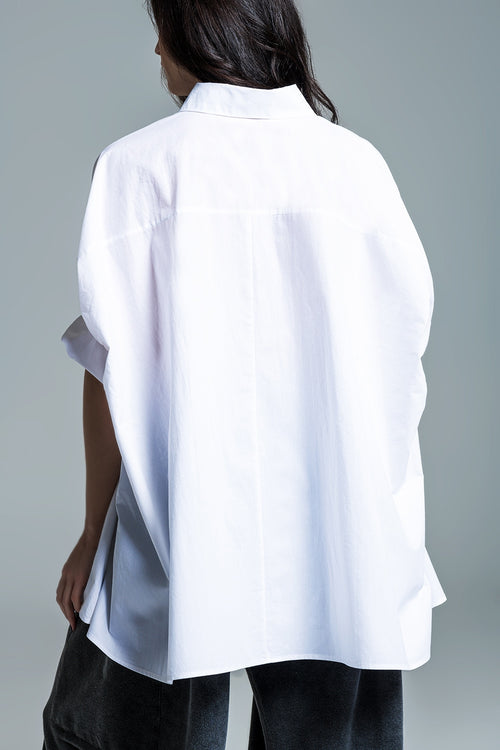 Blusa branca de grandes dimensões com mangas curtas