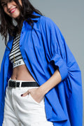 Blusa azul oversized com mangas curtas