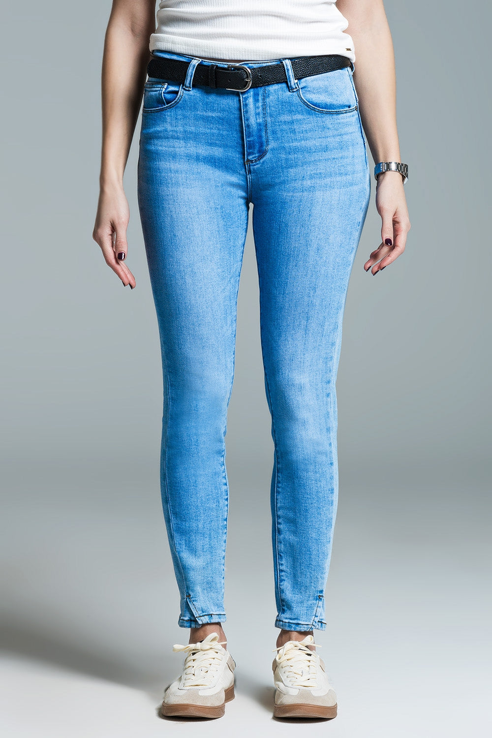 Calças de ganga skinny básicas azuis claras com fenda curta na bainha