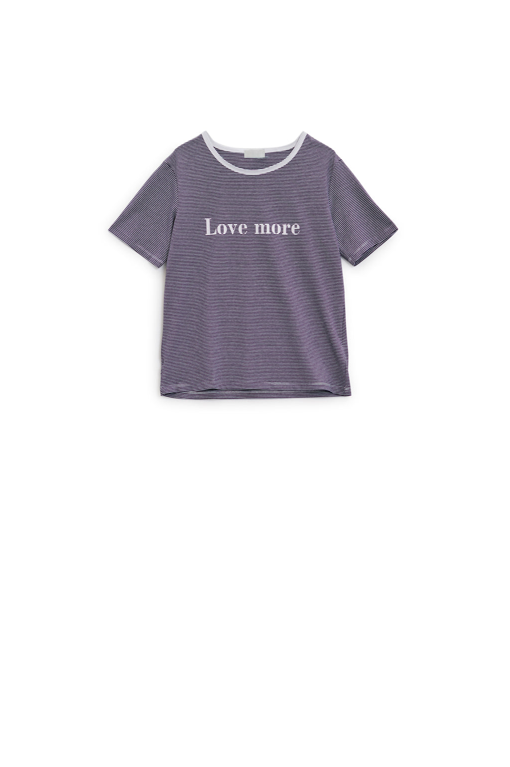 T-shirt branca com riscas pretas e texto Love More