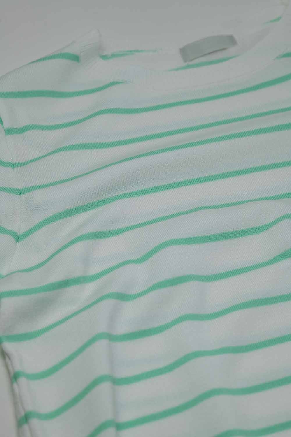 Camisola branca de mangas compridas com riscas verde claras