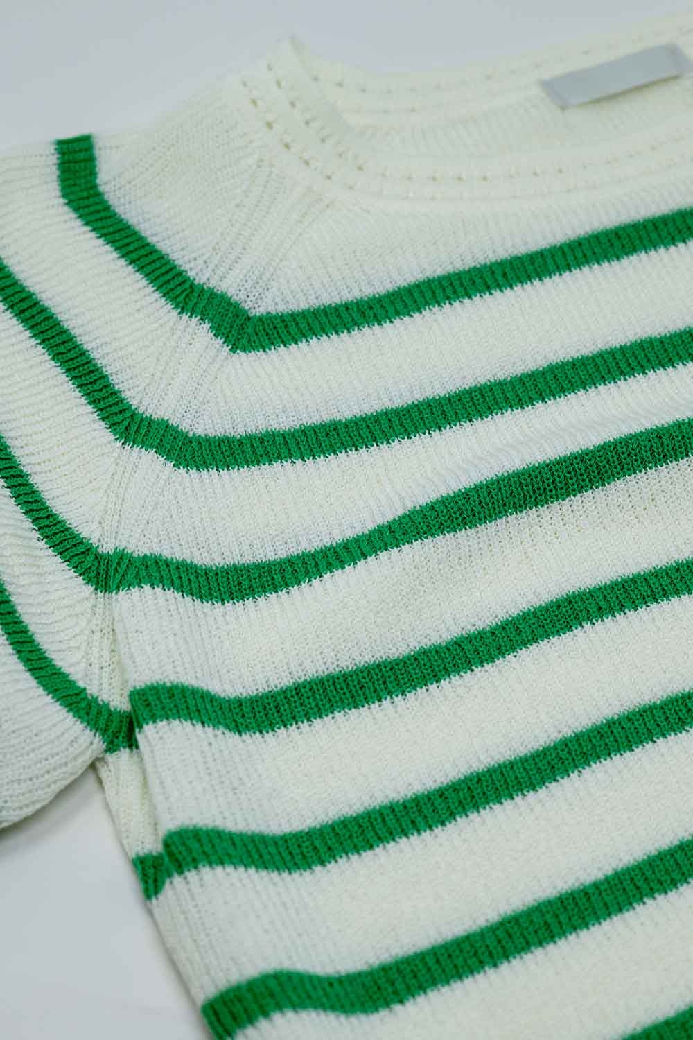 Camisola de manga curta em malha branca com riscas verdes