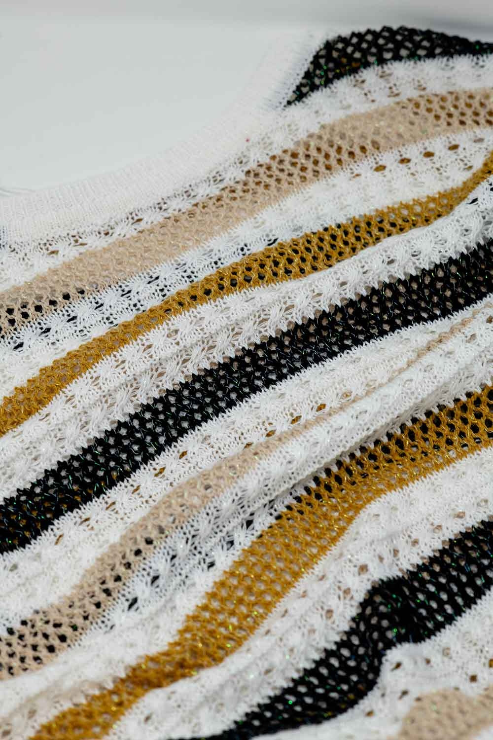 Camisola de malha branca com riscas multicoloridas