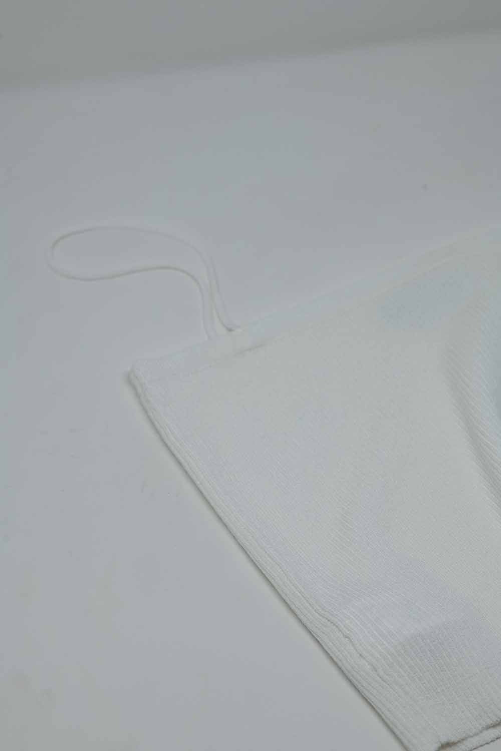Top malha básico em branco com alças finas