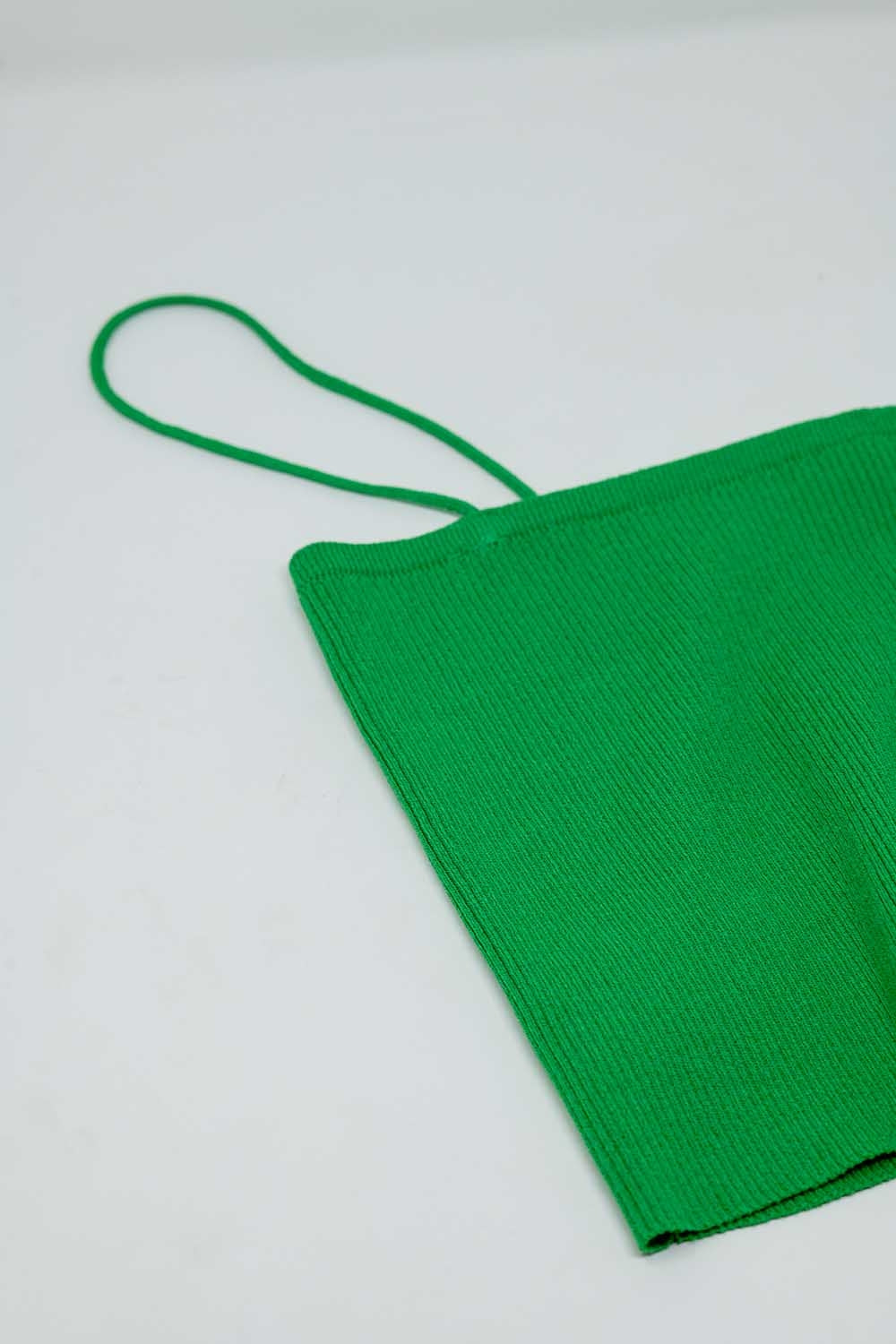 Top básico de malha em verde com alças finas