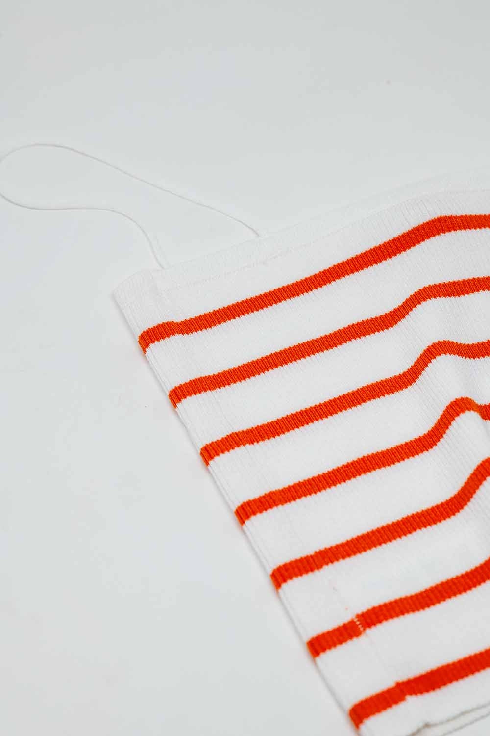 Top às riscas branco e laranja com decote quadrado
