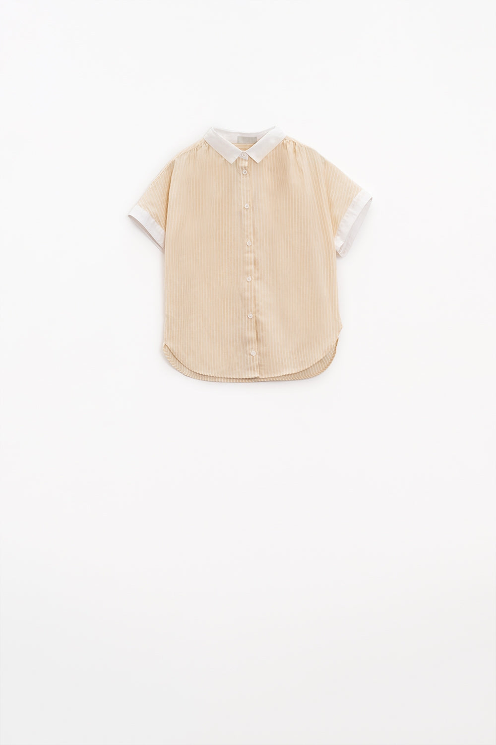 Camisa bege com mangas curtas e riscas verticais