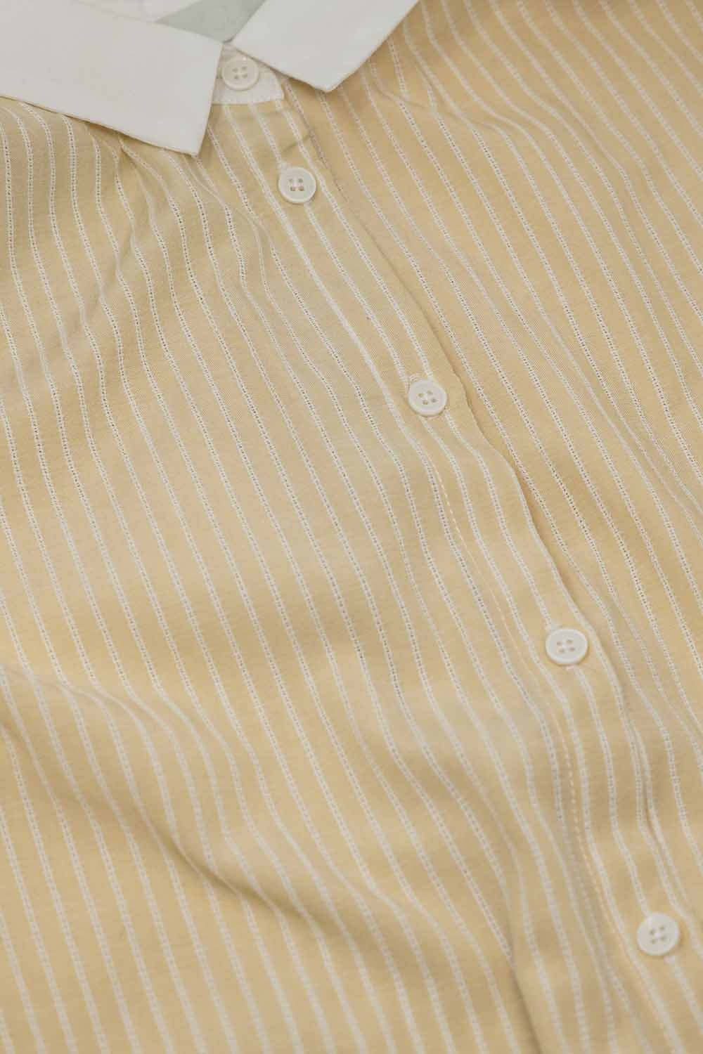 Camisa bege com mangas curtas e riscas verticais