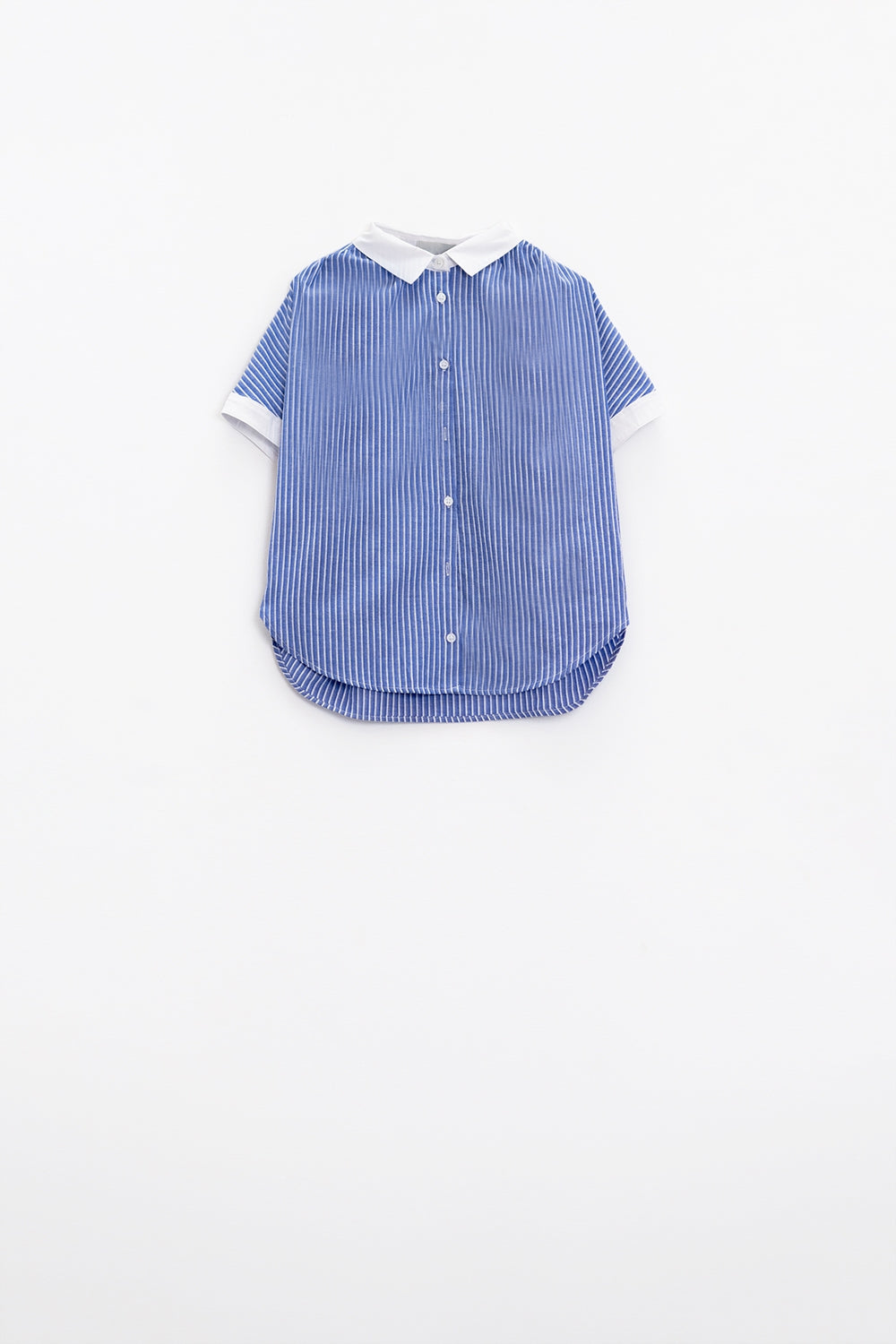 Camisa azul com mangas curtas e riscas verticais