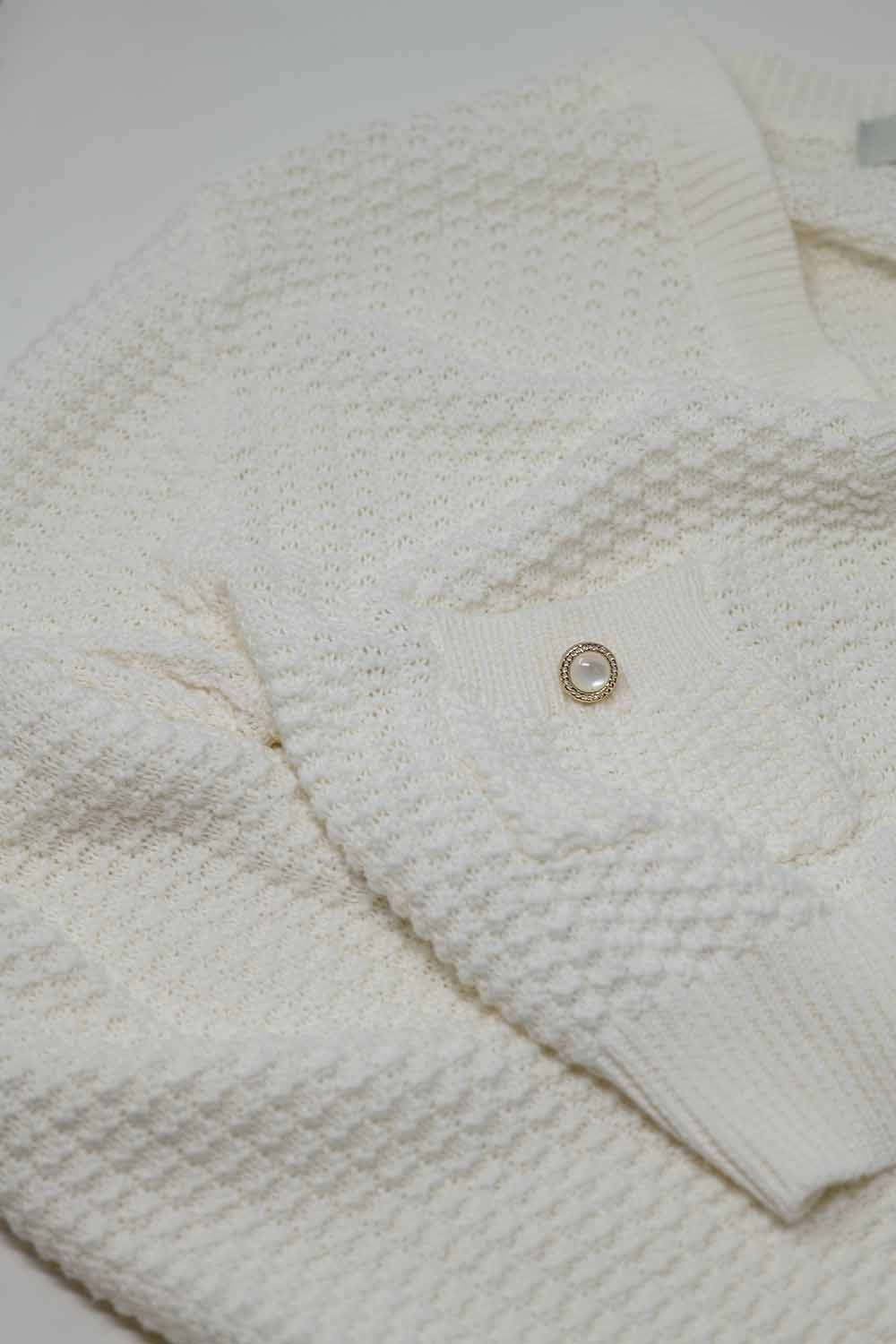 Casaco de manga comprida branco com fecho de botões e bolsos à frente
