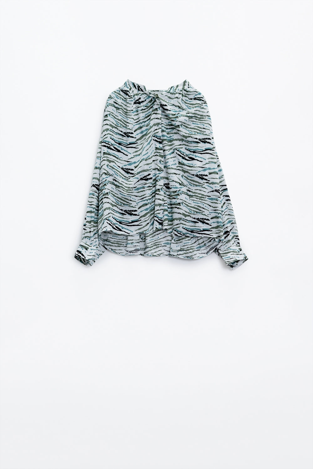 Blusa branca com estampado animal verde e mangas compridas
