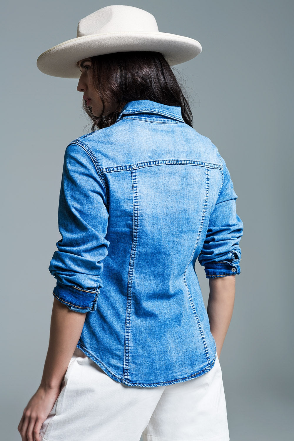 Camisa Jeans Mid Wash com Bolsos no Peito e Botões de Pressão