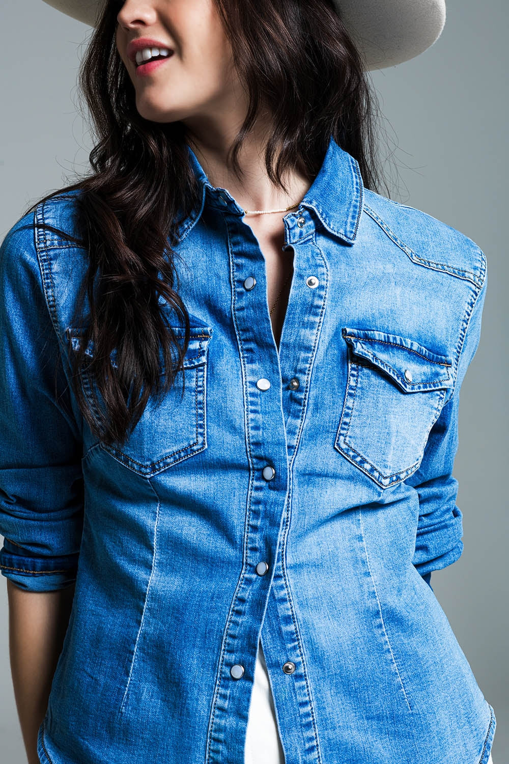 Camisa Jeans Mid Wash com Bolsos no Peito e Botões de Pressão