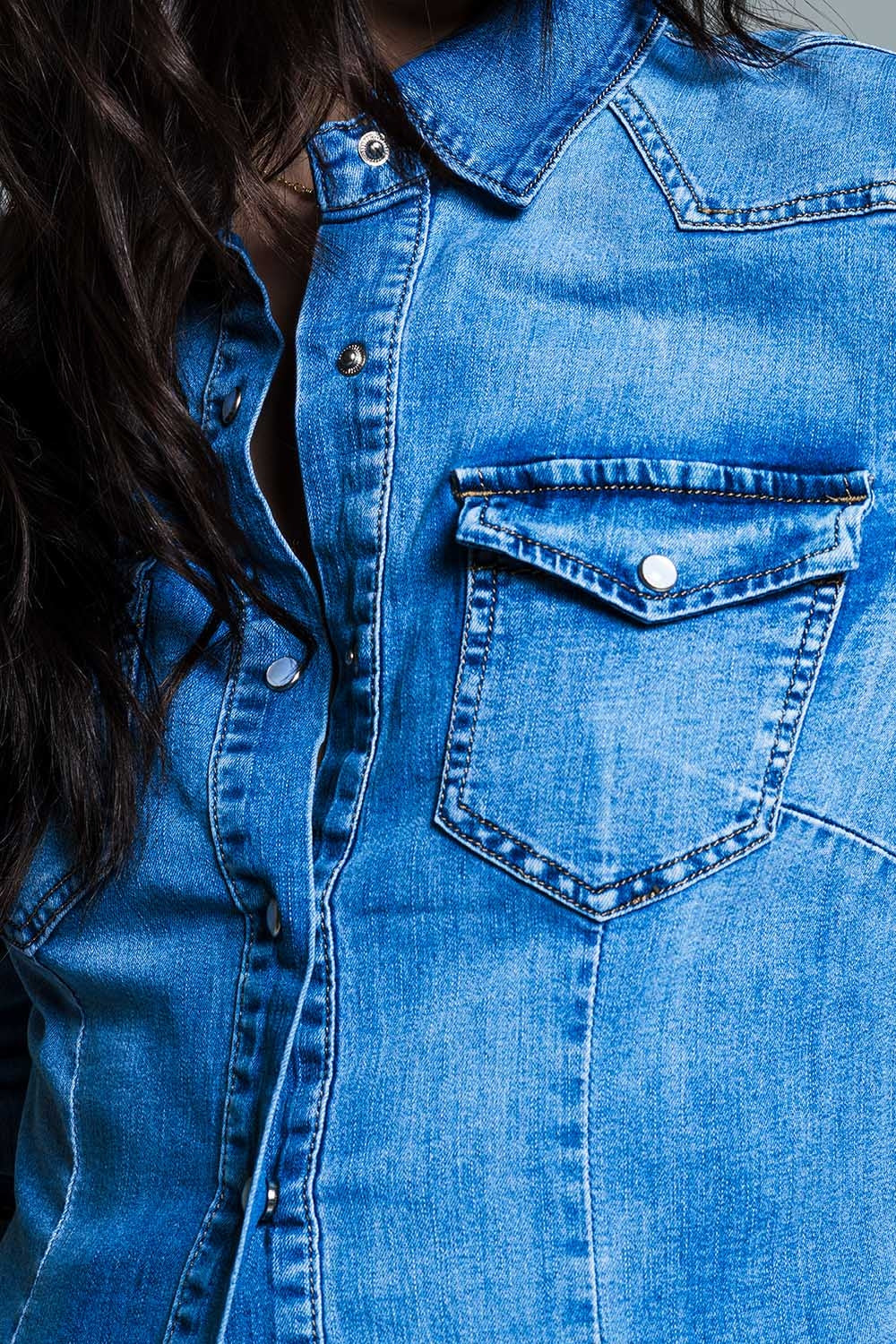 Camisa Jeans Mid Wash com Bolsos no Peito e Botões de Pressão