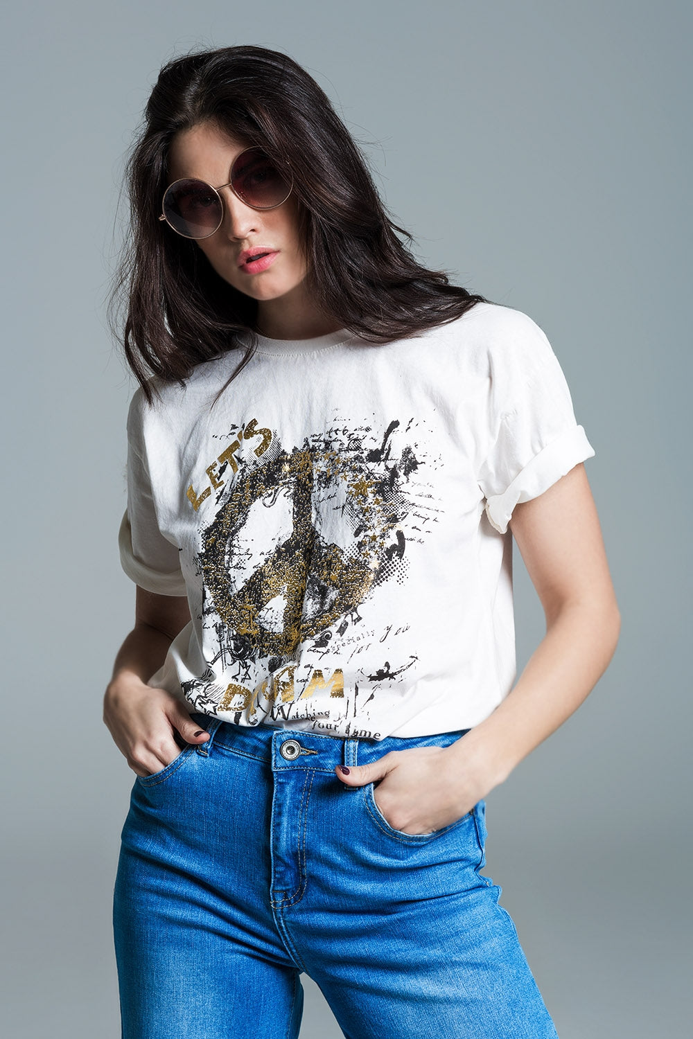 T-shirt de manga curta com desenho gráfico do sinal da paz à frente em creme