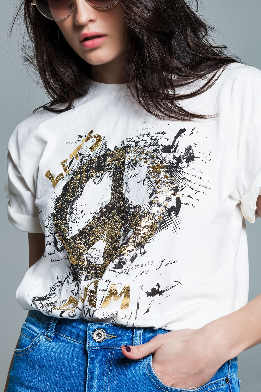 T-shirt de manga curta com desenho gráfico do sinal da paz à frente em creme
