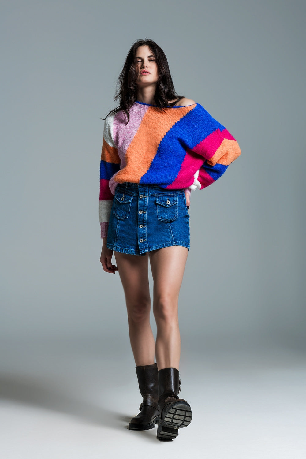 Skort estilo cargo com bolsos à frente e fecho de botões em lavagem média