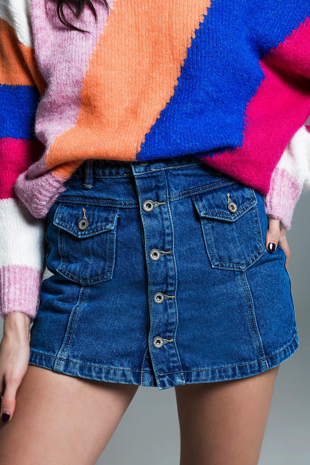 Skort estilo cargo com bolsos à frente e fecho de botões em lavagem média