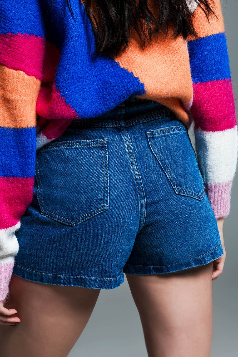 Skort estilo cargo com bolsos à frente e fecho de botões em lavagem média