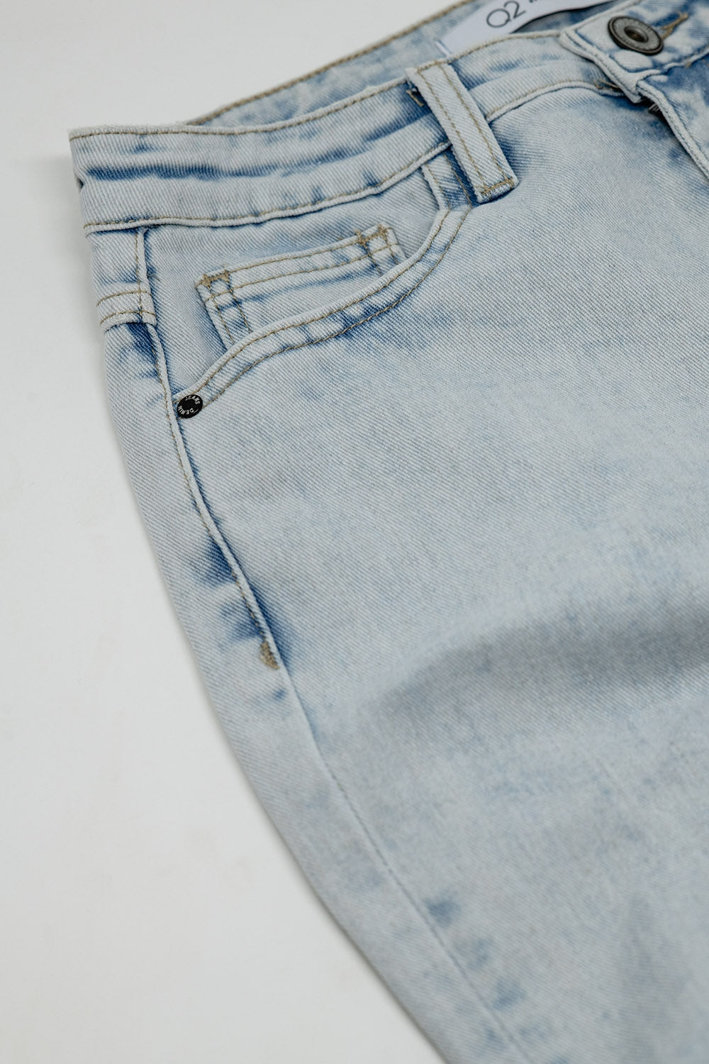 Cinco bolsos efeito mom jeans wash com bainha dobrada