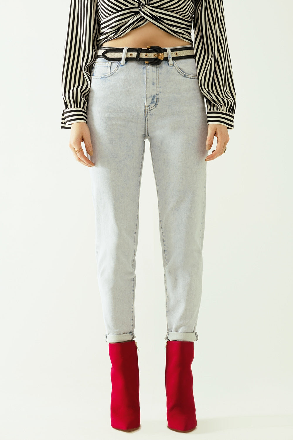 Cinco bolsos efeito mom jeans wash com bainha dobrada