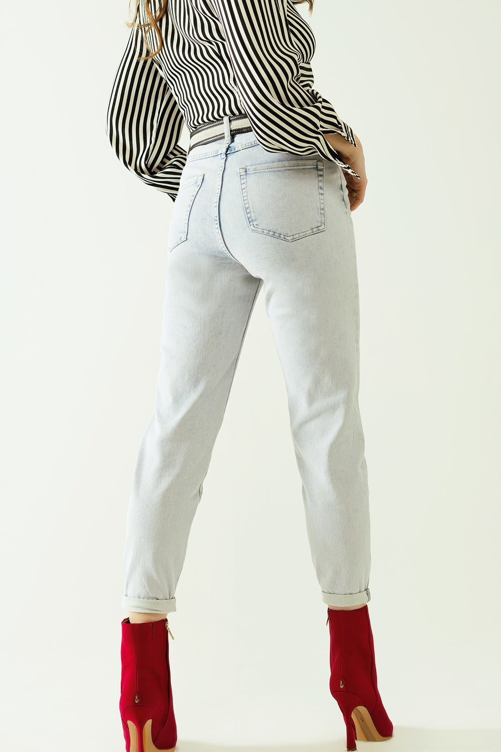 Cinco bolsos efeito mom jeans wash com bainha dobrada
