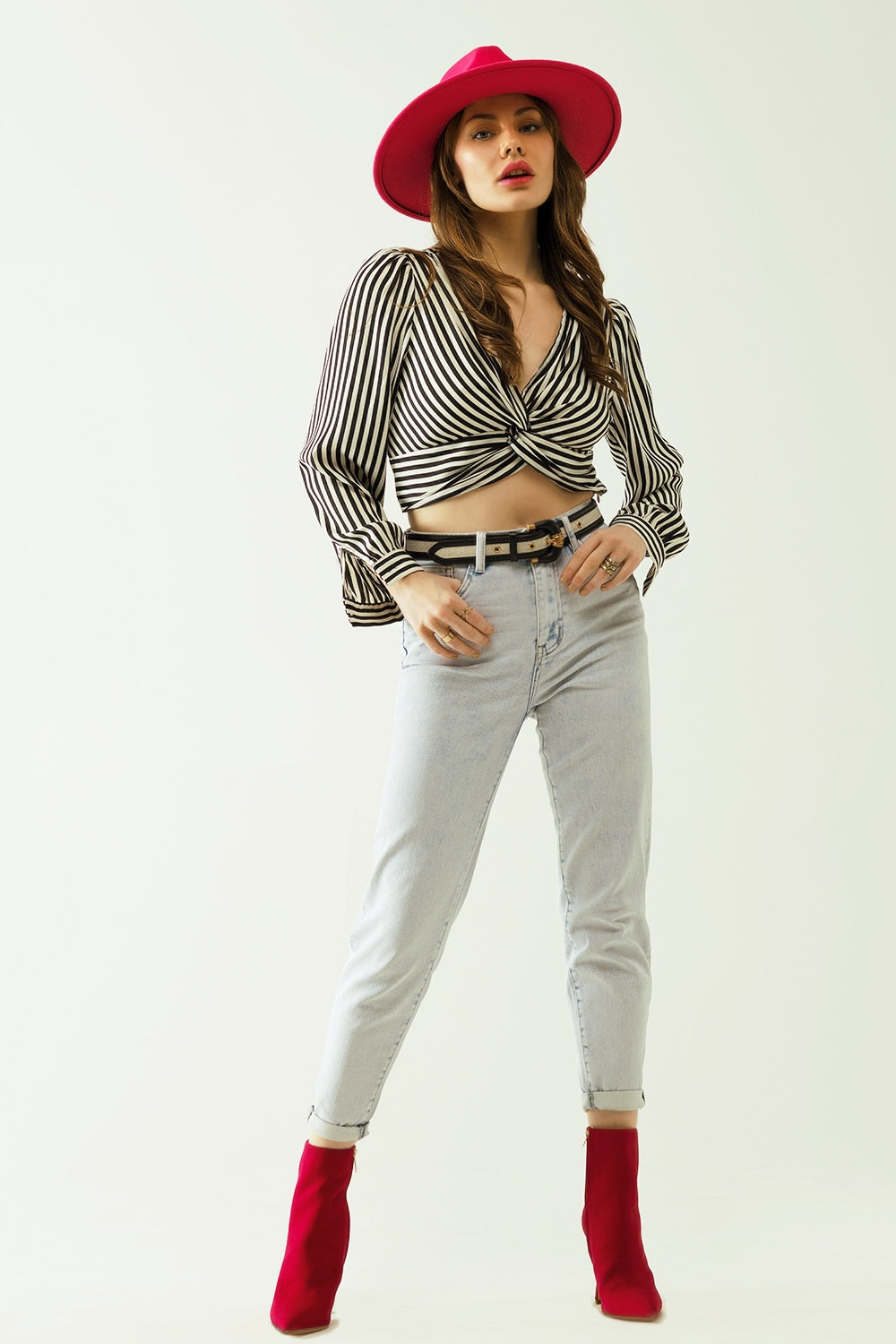Cinco bolsos efeito mom jeans wash com bainha dobrada