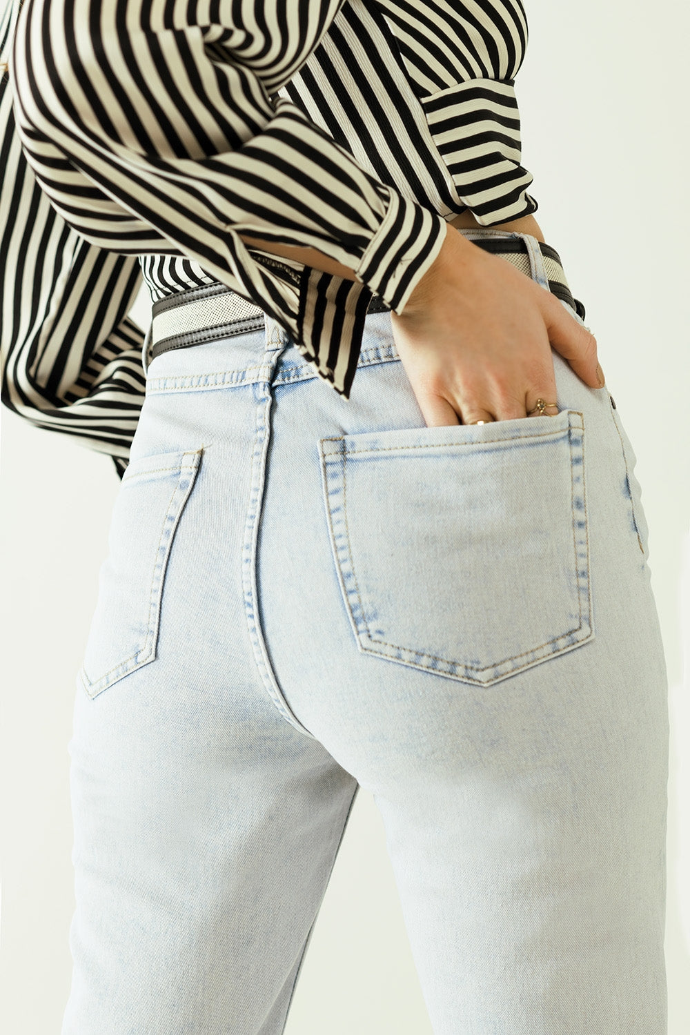 Cinco bolsos efeito mom jeans wash com bainha dobrada