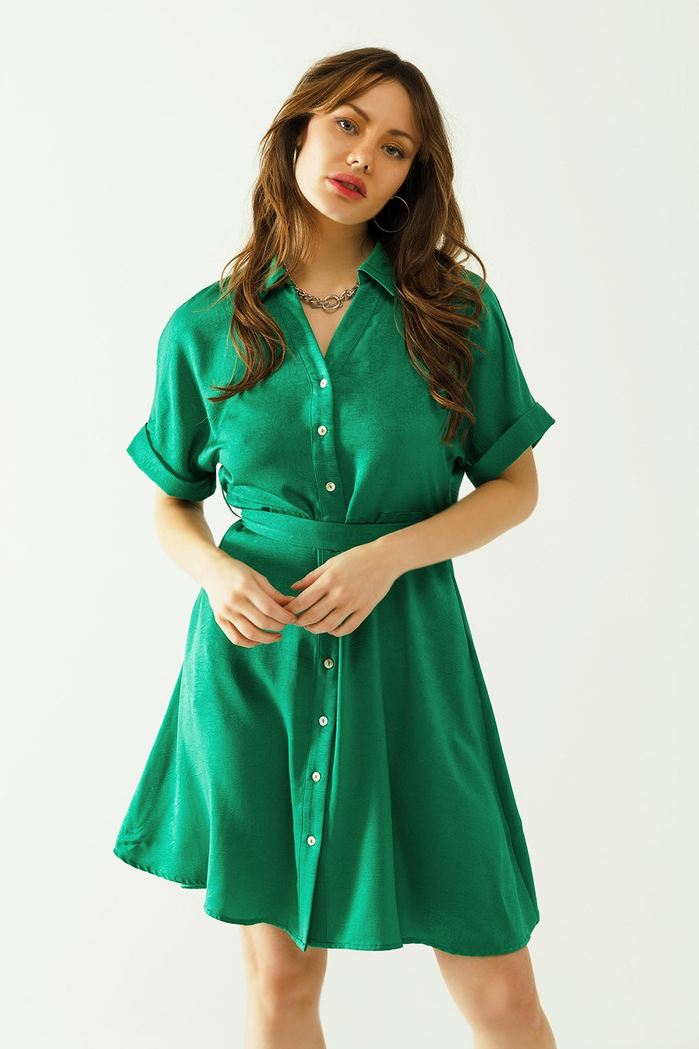 Minivestido descontraído com cinto e botões na frente em verde