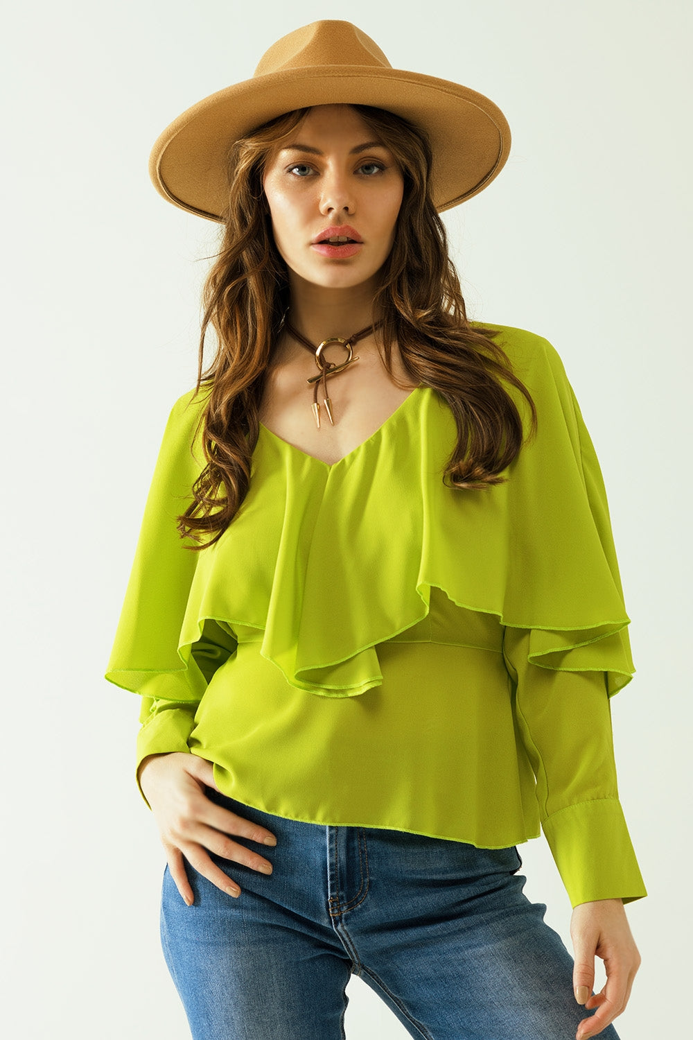 Top verde de manga comprida com pormenor de folho e costas nuas