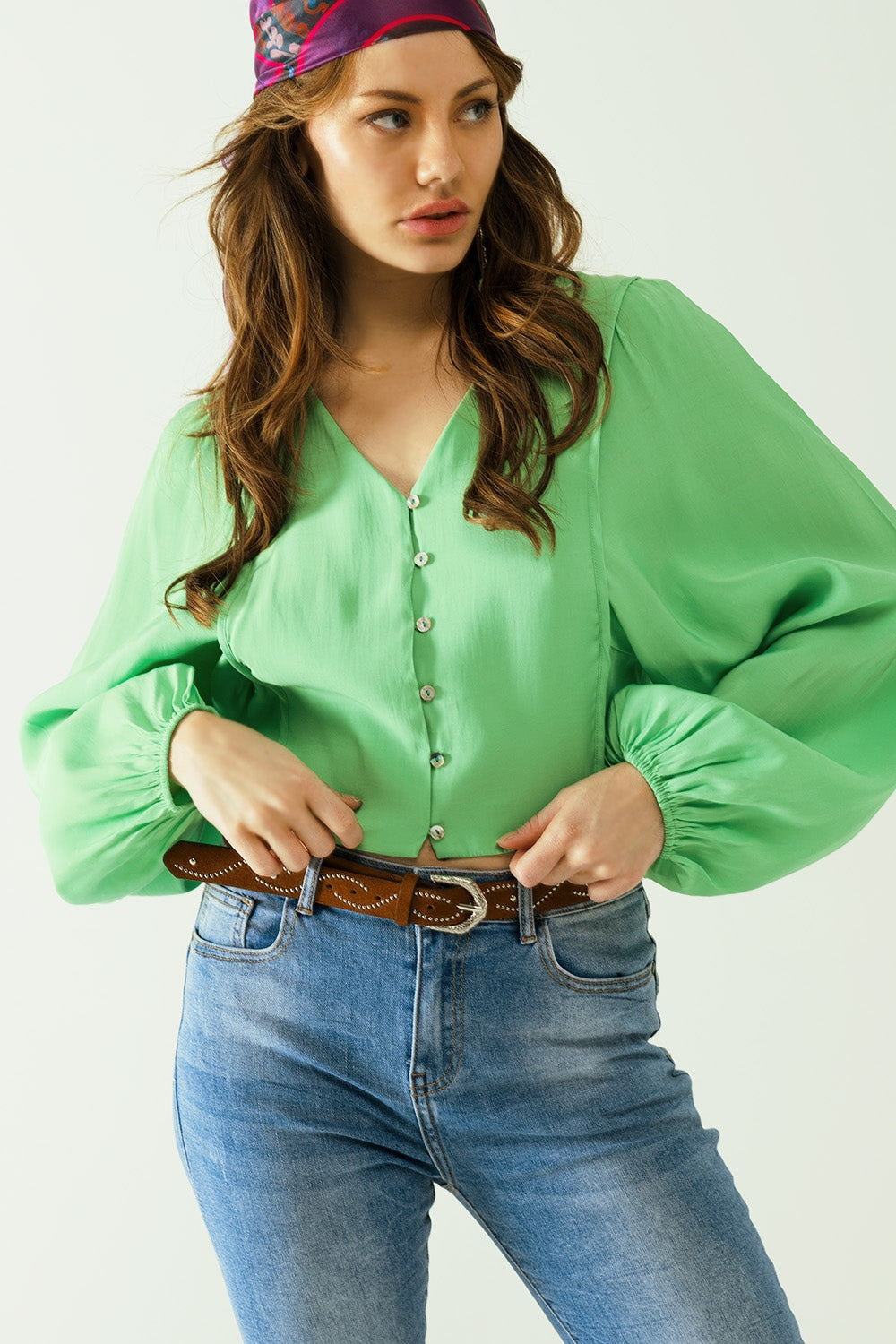 Blusa verde com mangas em balão e fecho frontal com botões