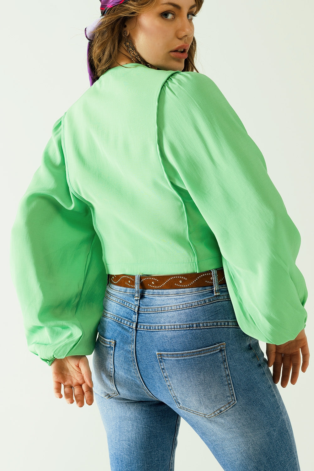 Blusa verde com mangas em balão e fecho frontal com botões