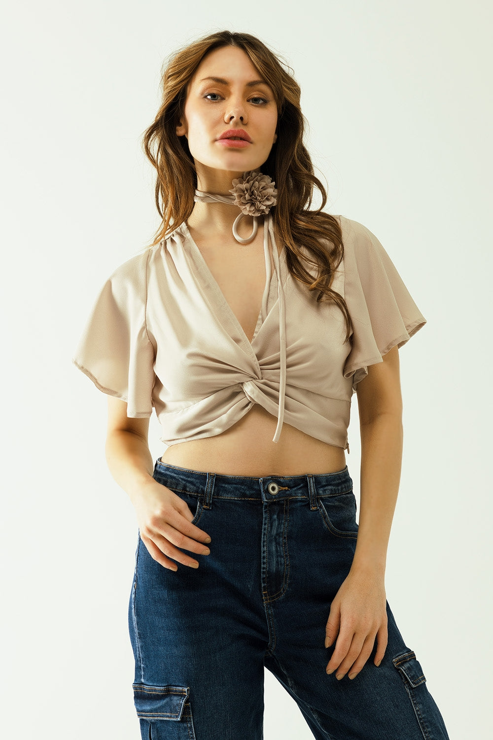 Top com decote em V em Beige com mangas curtas e um pormenor de flores no pescoço